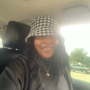 Meet your Posher, Ronya